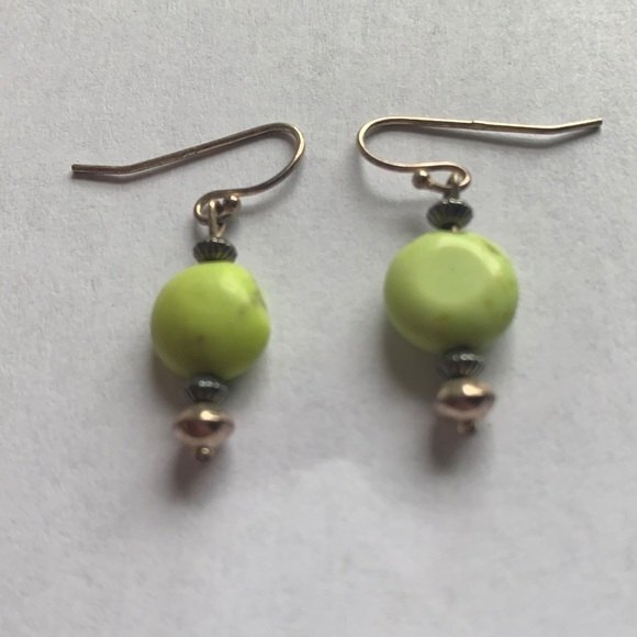 Green stone earrings dangling - Picture 1 of 3
